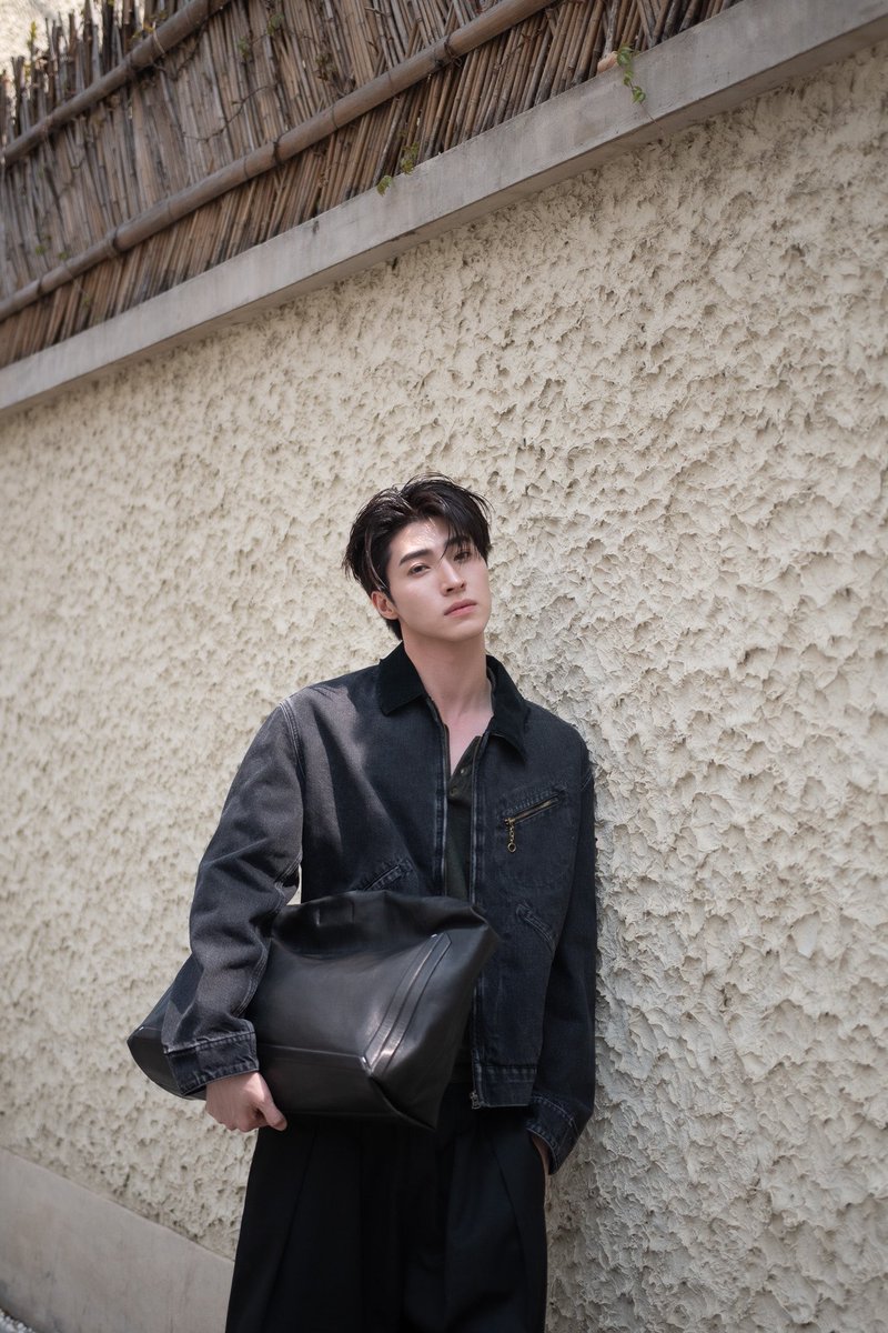 #VogueReports ส่องลุคสตรีตของ ‘บลู-พงศ์ทิวัตถ์’ <a href="/bluepongtiwat_/">Bluepongtiwat</a> ในโททัลลุคจาก Maison Margiela <a href="/Margiela/">Maison Margiela</a> หลังเข้าร่วมชม โชว์ Maison Margiela คอลเล็กชั่นฤดูใบไม้ร่วง/ฤดูหนาว 2026 ณ นครเซี่ยงไฮ้
#MaisonMargiela #BLUEPONGTIWAT

Photo: Courtesy of Maison Margiela Thailand