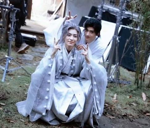 roshieverse's tweet photo. Im back with my doomed couple https://t.co/FDwv2epG8L
