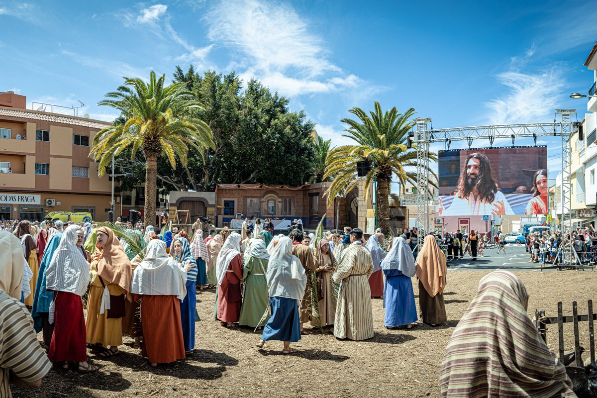 costa_adeje's tweet image. Hoy, las calles de Adeje Casco celebran una de nuestras tradiciones más importantes de 👉🏽 La Representación de La Pasión de Adeje, una de las citas culturales con más significado del municipio. 

#OcioCostaAdeje #CostaAdeje #PasionAdeje #SemanaSanta #TradicionesTenerife