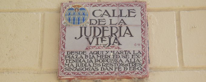 ACOM_es's tweet photo. ✍️Martin @martinvars 
El mismo relato que apuntó a los judíos en España en su època hoy ataca al catolicismo

Soy judío. Y conozco de primera mano lo que significa desaparecer de un lugar. Pero antes de contarte cómo desaparece un pueblo, necesito contarte algo que siempre ocurre antes. Algo que la historia judía conoce con una precisión dolorosa: una sociedad no expulsa primero a una cultura. Primero la convierte en culpable.

Antes de 1492, los judíos éramos entre el 15 y el 20% de la población de las grandes ciudades españolas. Toledo, Sevilla, Córdoba, Granada, Barcelona. Barrios densos, vivos, con sinagogas, escuelas, mercados, médicos, poetas, filósofos. España era el centro del mundo judío. Aquí vivió Maimónides. Aquí floreció durante siglos una de las civilizaciones intelectuales más extraordinarias de la historia.

El decreto de expulsión de 1492 no llegó de la nada. Lo que llegó primero fue el relato. Durante décadas se construyó cuidadosamente una narrativa: que los judíos éramos una influencia corruptora, que nuestra presencia explicaba los males de la sociedad, que nuestra contribución no era contribución sino amenaza. Primero vino el ataque a nuestra dignidad, a nuestro valor, a nuestra historia. Luego vino la expulsión. Siempre es así. Nunca al revés.

Hoy somos unos 40.000 judíos en un país de 50 millones. Menos de uno de cada mil españoles. Pasamos de ser uno de cada cinco habitantes en las grandes ciudades españolas a ser prácticamente invisibles. Y sin embargo, los barrios siguen ahí. Toledo tiene su Judería. Córdoba tiene su Judería. Sevilla, Girona, Segovia, Cáceres. Barrios enteros que llevan el nombre de quienes los construyeron y los habitaron durante siglos. Pero no hay judíos. Solo el nombre, como una lápida topográfica. La Judería existe. Los judíos, no.

Eso es lo que significa desaparecer de verdad. No que te maten a todos en un día. Que un mundo entero se borre tan completamente que lo único que queda es el recuerdo fosilizado en el nombre de una calle.

Cuento esto porque hoy, cuando hablo con españoles que no reconocen el barrio donde crecieron, no reconozco el decreto. No reconozco la expulsión. Reconozco la fase anterior. Reconozco el relato.

En el espacio intelectual y político español se está construyendo, con una precisión llamativa, un relato sobre la cultura española, la historia española, la identidad cristiana española, que tiene una arquitectura muy familiar para cualquier judío que conozca su propia historia. No llegó de golpe. Llegó como siempre llegan estos relatos, por acumulación, por repetición, por la colonización paciente de universidades, medios, ministerios y libros de texto. Su contenido es simple: la civilización española es esencialmente predadora. Su historia no es historia sino inventario de crímenes. La Iglesia Católica, que durante quince siglos fue el útero cultural de este país, de su arte, su filosofía, sus hospitales, sus universidades, su música, su arquitectura, es presentada hoy como sinónimo de ignorancia y represión. El Cristianismo se identifica con el franquismo hasta hacerlos indistinguibles, de modo que defender la herencia de quince siglos de civilización queda automáticamente sospechoso. Y el español que siente orgullo legítimo de esa herencia es, en el mejor caso, un nostálgico que no ha entendido nada. En el peor, un cómplice.

Una vez establecido ese relato, la desaparición de esa cultura del espacio público no se presenta como pérdida. Se presenta como justicia.

Y luego está la palabra que lo resume todo. Genocidio. La misma izquierda que llama genocidio a la guerra de Israel en Gaza llama genocidio a la conquista española de América. Es la misma acusación, el mismo tono moral absoluto, la misma negativa a contextualizar históricamente, y en los dos casos el acusado es idéntico: la civilización judeocristiana occidental. España genocida. Israel genocida. El Cristianismo genocida. El judaísmo genocida. El patrón es demasiado consistente para ser casualidad.

Pero los números no mienten, y los números son los que destruyen este relato con una brutalidad que ningún argumento ideológico puede igualar.

En 1948, cuando se fundó el Estado de Israel, la población árabe del Mandato Británico era de aproximadamente 1,2 millones de personas. Hoy los palestinos y árabes de la región suman más de 7 millones: más de 2 millones como ciudadanos plenos de Israel, casi 2 millones en Gaza y más de 3 millones en Cisjordania. Pasar de 1,2 millones a 7 millones en setenta y cinco años no es genocidio. Es exactamente lo contrario de un genocidio. Es una de las explosiones demográficas más notables del siglo veinte.

Compáralo con lo que ocurrió con los judíos europeos, que sí sufrieron lo que la palabra significa. En 1933 había aproximadamente 9 millones de judíos en Europa. Hoy quedan menos de un millón, y la mayoría vive con miedo creciente, con guardaespaldas en las sinagogas y camuflando su identidad en las calles. La diferencia entre esos 9 millones y el millón que queda no se explica solo por el Holocausto, que mató a 6 millones. El resto desapareció por la misma razón por la que desaparecemos siempre: porque cuando una sociedad decide que tu presencia es el problema, la gente sensata hace las maletas. Se fue a América. Se fue a Israel. Se fue a cualquier lugar donde no tuviera que justificar su existencia cada mañana. Eso sí tiene el nombre correcto. Y la izquierda que tan cómodamente maneja esa palabra nunca la pronuncia mirando en esa dirección.

Lo que hace que este doble uso de la palabra genocidio no sea solo deshonestidad intelectual sino algo más oscuro es precisamente eso: la selectividad perfecta. Genocidio para Israel, que multiplicó por seis la población de sus supuestas víctimas. Genocidio para España, cuya civilización fundó en América universidades, hospitales y sistemas legales de protección indígena antes de que existiera el concepto moderno de derechos humanos. Pero nunca genocidio para los que sí exterminaron judíos. Nunca genocidio para los que hoy en varios países islámicos penalizan con la muerte la apostasía. La palabra tiene un filo que solo corta en una dirección.

Y nadie encarna este relato con más descaro que el actual presidente del Gobierno de España. Pedro Sánchez reconoció a Palestina en mayo de 2024 mientras Israel combatía a Hamás, la organización que el 7 de octubre de 2023 perpetró el peor pogrom desde el Holocausto. Llamó públicamente genocidio a una guerra en la que Israel avisa antes de bombardear edificios, algo que ningún ejército en la historia ha hecho de manera sistemática. Negó a Estados Unidos el uso de bases militares españolas para operaciones contra Irán, poniéndose así del lado del régimen que financia a quienes han prometido la destrucción del único Estado judío del mundo. El ministro de Exteriores israelí lo llamó antisemita. Netanyahu evocó la Inquisición española. No son exageraciones retóricas.

El episodio más revelador fue la Vuelta Ciclista a España de 2025. El equipo Israel-Premier Tech, una entidad privada con un solo ciclista israelí en su plantilla, fue objeto de protestas, agresiones e interrupciones durante tres semanas. Los corredores pedaleaban con miedo. La mañana de la última etapa, Sánchez declaró en un mitin que sentía orgullo por las manifestaciones y admiración al pueblo español que se movilizaba por Palestina. Horas después, cientos de manifestantes derribaron las vallas en Madrid, la etapa fue cancelada, el ganador recibió su trofeo sin ceremonia, y el equipo israelí tuvo que ser escoltado por la policía. El equipo cambió después su nombre para, en sus propias palabras, alejarse de su identidad israelí. Una victoria del odio, celebrada desde la Moncloa.

Todo esto ocurre mientras esa misma izquierda presenta el Islam como una religión perseguida que merece protección especial. Y aquí el misterio se hace más denso, porque requiere una memoria histórica que la izquierda española ha decidido abandonar selectivamente.

Los judíos llevamos más de tres mil años en la tierra de Israel. El rey Salomón construyó el Primer Templo en Jerusalén en el siglo X antes de Cristo. Los Rollos del Mar Muerto, escritos en hebreo entre los siglos III antes de Cristo y I después de Cristo, son el testimonio arqueológico de una civilización que habitaba esa tierra mil años antes de que existiera el Islam. En el año 637 después de Cristo, las fuerzas del Califato árabe conquistaron Jerusalén, expulsando o sometiendo a sus habitantes históricos. Eso es colonización por cualquier definición honesta. Y en 1948, después de dos mil años de dispersión, el pueblo judío hizo lo que España hizo en 1492: reconquistó su tierra después de siglos de ocupación.

España fue colonizada por el Islam en el año 711 cuando las fuerzas musulmanas cruzaron el estrecho de Gibraltar y sometieron en pocos años a la población cristiana que habitaba la península. Durante casi ocho siglos, esa población resistió, luchó y finalmente en 1492 completó la Reconquista, recuperando su tierra y su identidad. España e Israel son los únicos dos pueblos en la historia moderna que lograron reconquistar su tierra después de siglos de colonización musulmana. Las fechas son distintas, los siglos son distintos, pero el proceso es idéntico: un pueblo sometido que no renunció a su identidad y que finalmente recuperó lo suyo.

España debería entender esto mejor que nadie. Debería sentir una empatía instintiva y profunda hacia el pueblo judío que hizo exactamente lo que España hizo. Y sin embargo tiene un gobierno que llama genocida a Israel, que ampara a quienes boicotean a sus deportistas, que se alinea con Irán, el país que financia a quienes quieren destruir al pueblo judío. La ironía histórica es tan densa que casi resulta incomprensible. Casi.

Porque la incoherencia desaparece en cuanto entiendes el relato. El relato no necesita coherencia histórica. Necesita un culpable. Y el culpable siempre es el mismo: Occidente, el Cristianismo, España, el judaísmo, Europa cristiana. Todo lo que pueda etiquetarse como civilización judeocristiana merece deconstrucción. Todo lo que pueda oponérsele merece protección. La Alhambra es símbolo de tolerancia universal. La catedral de Córdoba, construida sobre una mezquita que a su vez fue construida sobre una iglesia visigoda, es símbolo de opresión cristiana. El Al-Ándalus que colonizó a los españoles y expulsó a sus judíos aparece en los libros de texto progresistas como un modelo de convivencia que el Occidente moderno debería envidiar.

Esta asimetría es tan perfecta, tan consistente, tan universal en todo Occidente, que ya no parece accidental. Tiene la forma de una decisión. Da igual que el opresor de ayer sea el protegido de hoy. El relato tiene su propia lógica, y la coherencia histórica no forma parte de ella.

Y mientras el relato avanza en las universidades y los ministerios, avanza también en las calles. Lavapiés, el Raval, Russafa, Tetuán, Salt, Villaverde. Barrios que cualquier español reconoce y que en una generación han cambiado su fisonomía de manera radical. Cuando una comunidad se descubre minoría en su propio barrio, no suele quedarse a debatirlo. Simplemente se siente triste, afligida, derrotada. Y se va. Del barrio, de la ciudad, de la conversación pública. Igual que nos fuimos nosotros. Primero pierdes la legitimidad simbólica. Luego pierdes el barrio. El orden importa y siempre es el mismo.

Los españoles cristianos están empezando a vivir una fase que a cualquier judío le resulta inquietantemente familiar. Su historia reescrita como crimen. Su Iglesia identificada con el franquismo mientras se guarda silencio reverencial ante otras religiones. Sus barrios transformados en una generación. Y señalarlo, más peligroso socialmente que callarlo.

El Cristianismo es la cuna de la civilización española y de su proyección en Hispanoamérica. Es la fuente de la que bebieron la democracia, la dignidad humana, el arte del Siglo de Oro, la filosofía que hizo grande a Europa. Identificarlo únicamente con los errores de un régimen de cuarenta años, usando esa sombra para borrar quince siglos de civilización, es una falsificación histórica al servicio de un proyecto político. Nadie aceptaría que se redujera la cultura hebrea a cualquier controversia del Estado de Israel. Pero con el Cristianismo español funciona perfectamente, porque ya nadie se atreve a defenderlo.

Una sociedad no expulsa primero a una cultura. Primero la convierte en culpable. Luego la hace desaparecer del espacio público. Luego, cuando ya no queda nadie que recuerde cómo era antes, le pone su nombre a la calle para que los turistas saquen fotos.

Las juderías españolas llevan el nombre de quienes ya no están. Me pregunto cómo llamarán dentro de cien años a los barrios que hoy son irreconocibles para quienes los construyeron. Y me pregunto también si alguien, entonces, dirá que no lo vio venir.

Nosotros lo estamos viendo. Y esta vez, al menos, nadie podrá decir que no avisamos.