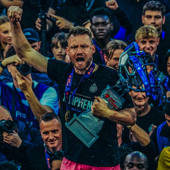 eurofootcom's tweet photo. 🚨🇧🇪 𝐎𝐅𝐅𝐈𝐂𝐈𝐀𝐋 | Simon Mignolet (38) will retire from football at the end of the season with Club Brugge. 👋 

Clubs played for: Sint-Truiden, Sunderland, Liverpool, Club Brugge. 755 appearances for club and country. ✨ https://t.co/cL6FQF5q8x