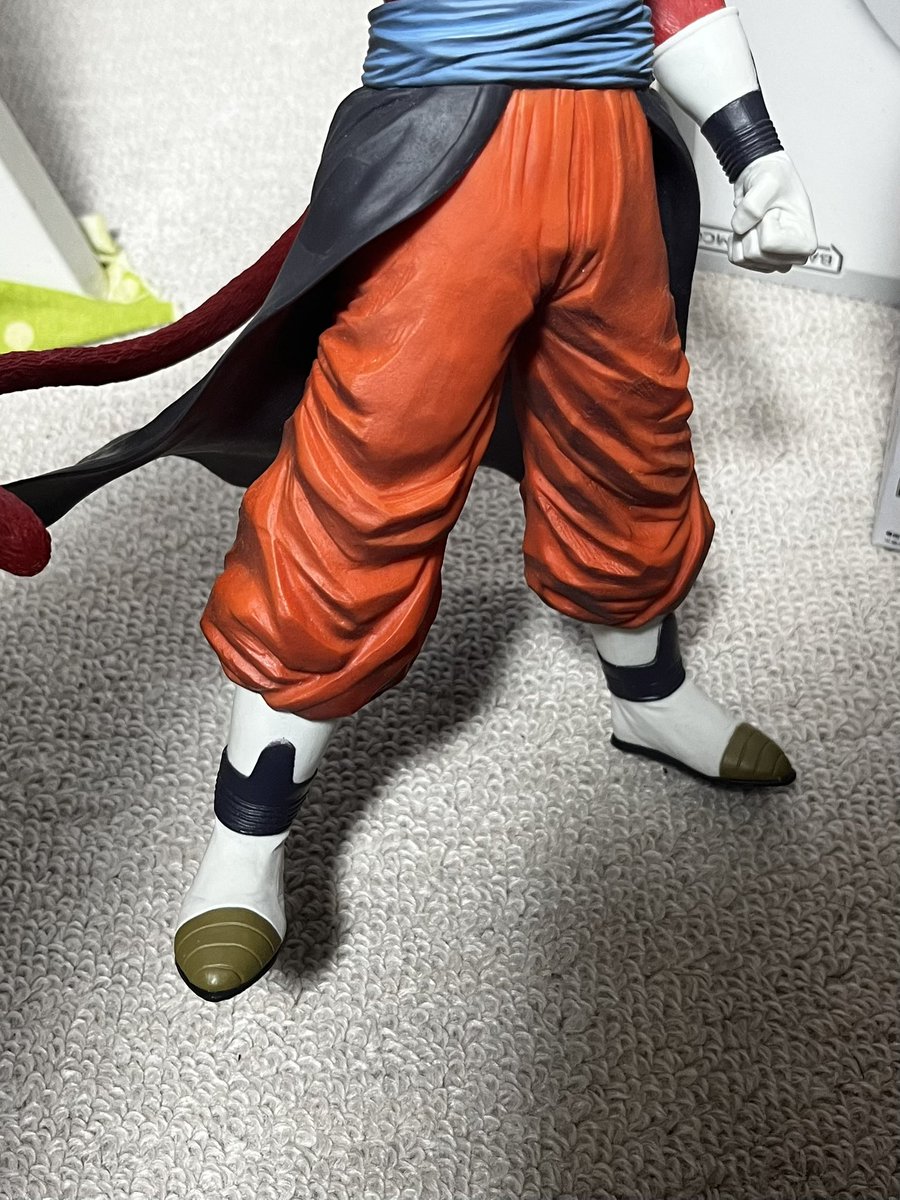 リペイントしてる皆さんに質問🙋
この写真のような足幅の広いフィギュアのアクリル台座ってどうしていますか？

普段使っている円形だとかさばってしまうんです💦