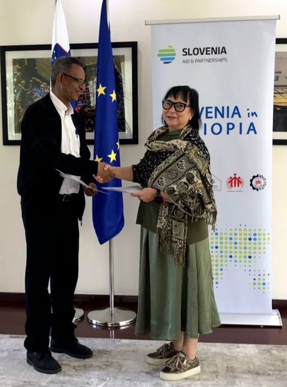SLOinETH's tweet image. 🇸🇮 Amb. Kristina Radej signed a two-year agreement with head of Bosco Children TVET school in #AddisAbaba 🇪🇹 for the #SlovenianAid street children vocational training program in #beekeeping and their integration into society.

🐝Si sapis, sis apis🐝