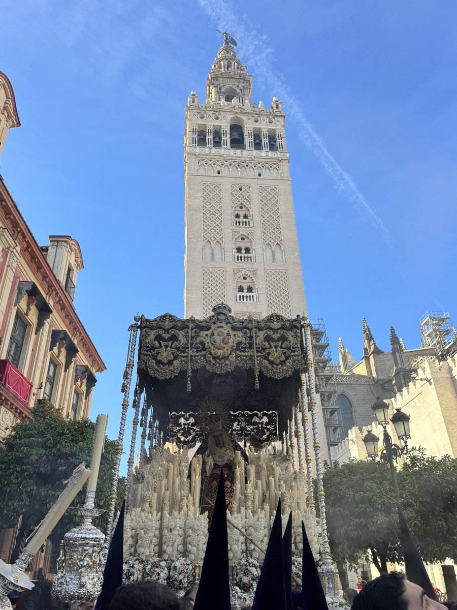 NacheteGperera's tweet photo. La Virgen de las Angustias saliendo de la Catedral @Hdad_LosGitanos #Madrugá26 https://t.co/cFfVhbj4Yb