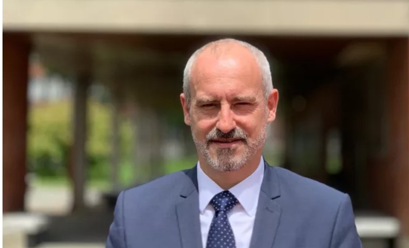 ApaseliLyceeSGL's tweet photo. Le Figaro - à lire : «Nos élèves aiment la compétition» : le proviseur du lycée international de Saint-Germain-en-Laye explique ses excellents résultats https://t.co/hWwutr0ehg https://t.co/EumLAa9hDD