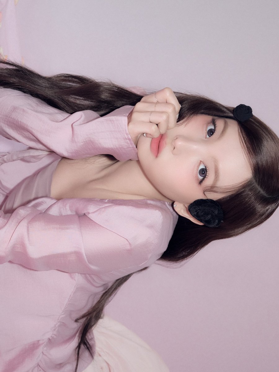 Naayeuon's tweet image. A soft little moment with FWEE and honestly, I’m obsessed. The whole 𝘉𝘢𝘣𝘺 𝘙𝘰𝘴𝘦 𝘖𝘣𝘴𝘦𝘴𝘴𝘪𝘰𝘯 vibe is giving delicate with and just the right amount of addictive ❤︎᭮ #Keywords: it’s sweet, it’s pretty, it’s that girl energy. ✺ ெ