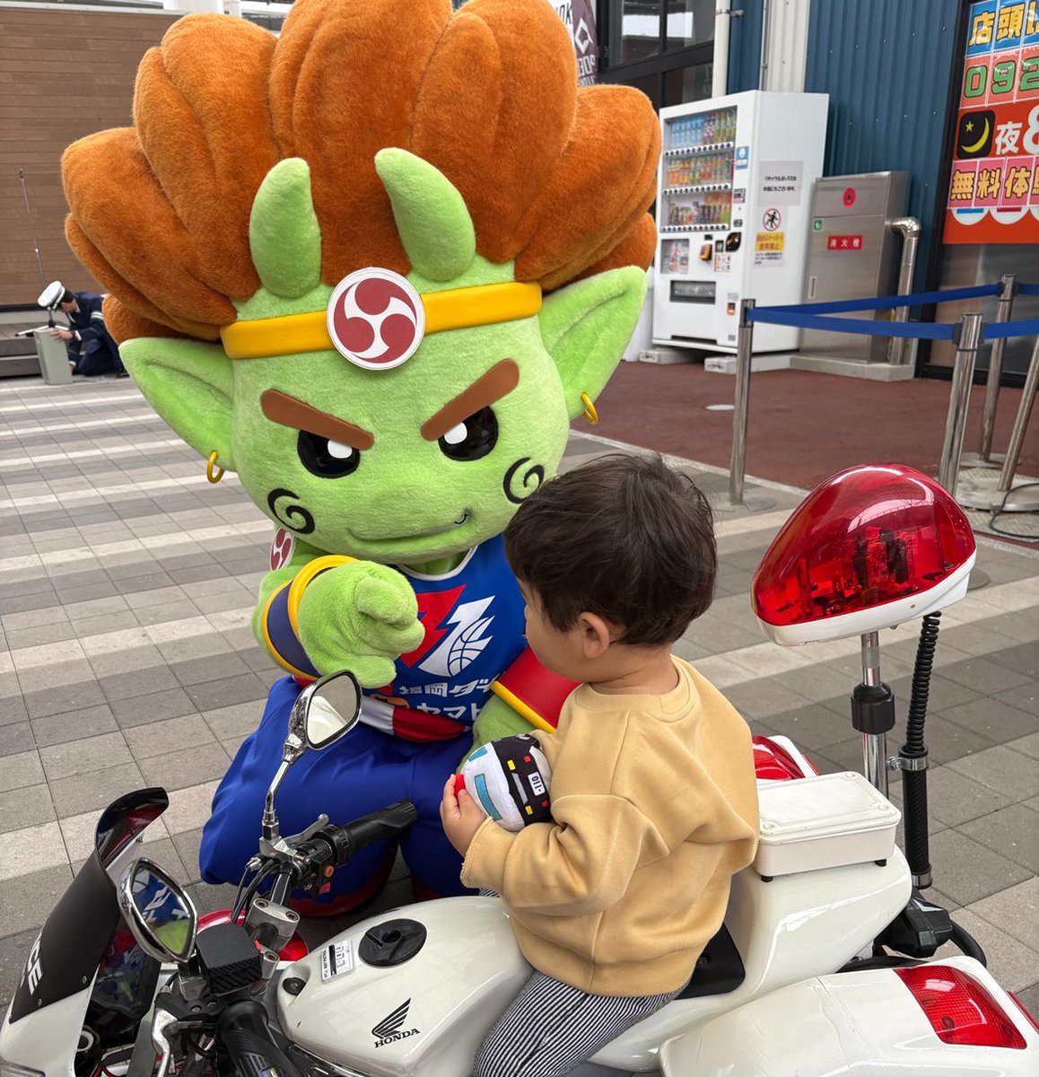 ／ 
春の交通安全イベントに
神くんが参加しました🚓⚡️
＼

本日、イオンモール香椎浜で開催された「春の交通安全県民運動」啓発イベントに、#神くん が参加しました！🚓⚡️

#ふっけい君 や子どもたちとミニ白バイの乗車体験などを通して交流しながら、神くんも一緒にイベントを楽しむ姿も🏍️