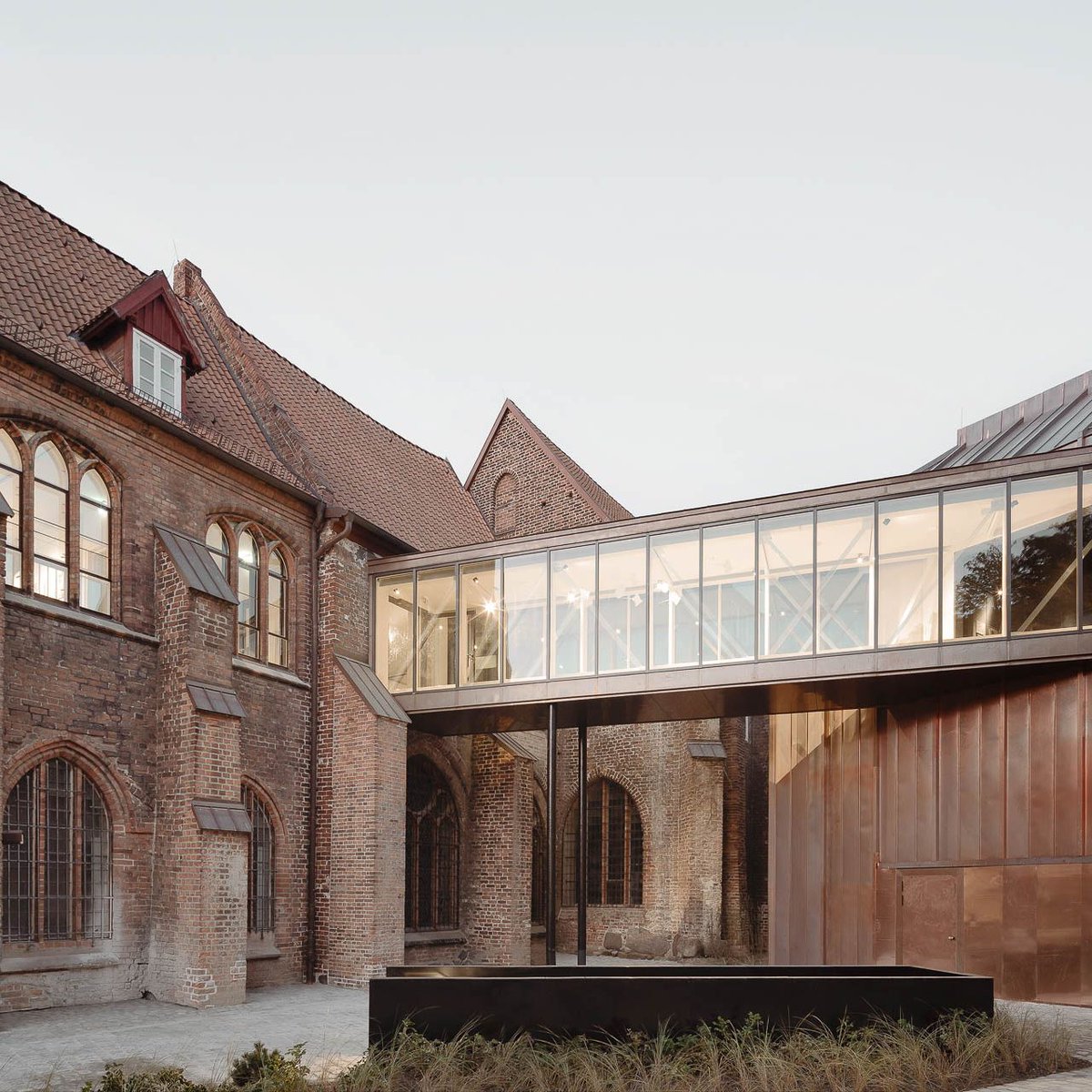 arkitektcom's tweet image. Tarihi manastır yapısı Denizcilik Müzesi olarak yeniden kurgulanıyor.

Stralsund’daki Aziz Katerina Manastırı içinde yer alan Alman Denizcilik Müzesi’nin ana yapısı, tarihsel katmanları korunarak yeniden düzenleniyor. 

#arkitekt #architecture #project #design