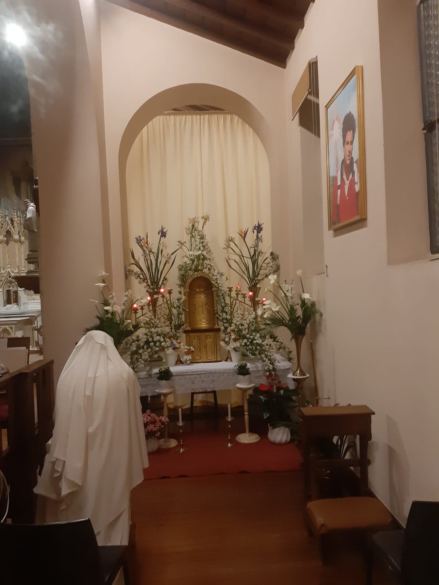 Guarda con amore, Padre, questa Tua famiglia, per la quale il Signore nostro Gesù Cristo non esitò a consegnarsi nelle mani dei nemici e a subire il supplizio della croce. Egli è Dio, e vive e regna con Te, nell’unità dello Spirito Santo, per tutti i secoli dei secoli.
Amen!