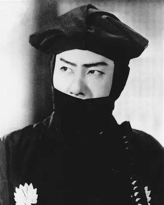 好きな役者さん138
アラカンこと嵐 寛寿郎さん。晩年はホッペが垂れ下がり往年の面影は消え失せたが、元来は美形！
鞍馬天狗シリーズ(1927年〜)鞍馬天狗は外せない。私は小学低学年で見て、頭巾のイカ🦑頭姿に魅せられ練習した。日本の戦後 第1集(1977年)鈴木貫太郎や、和菓子“八ツ橋”のCMは好きだった