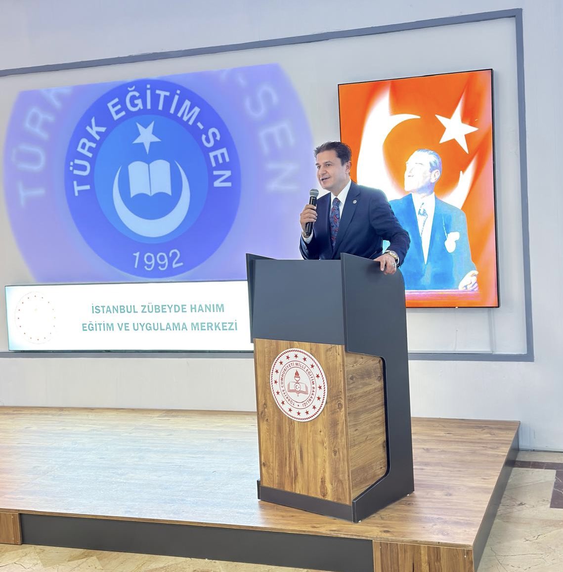 Yasa mı yetersiz,yetkili sendika mı?
Yetkili sendikanın genel başkanı mevcut yasanın(4688)
yetersiz olduğunu her yapmış olduğu toplantıda dile getiriyor.
Evet mevcut yasanın eksikleri var ve muhakkak yenilenmesi gerekmektedir.
Ancak yasanın eksikliği başarısızlıklarını