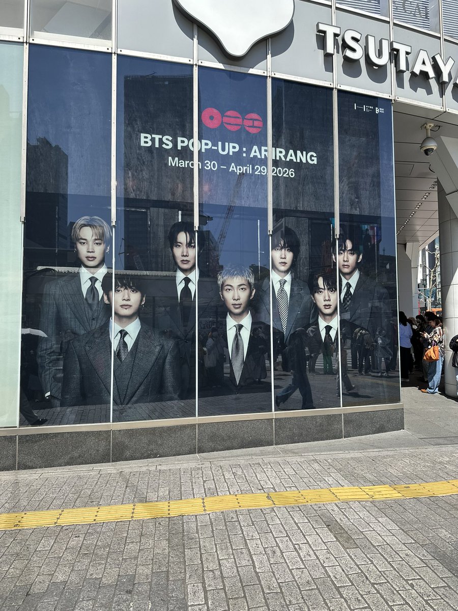doremiso_jm's tweet image. 次は渋谷💜展示は断然こちらの方が広くてよき！ただ、人がめちゃくちゃ多い😅あんまり言いたくないけど若干治安が…皆様、優しい気持ちで楽しいお買い物を🙏私の時間帯はピンバッジは売り切れでした。

#BTS_ARIRANG #SHIBUYA
#BTS_WORLDTOUR_ARIRANG_JAPAN