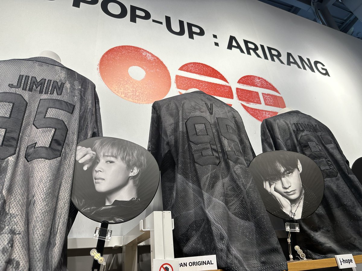 doremiso_jm's tweet image. 次は渋谷💜展示は断然こちらの方が広くてよき！ただ、人がめちゃくちゃ多い😅あんまり言いたくないけど若干治安が…皆様、優しい気持ちで楽しいお買い物を🙏私の時間帯はピンバッジは売り切れでした。

#BTS_ARIRANG #SHIBUYA
#BTS_WORLDTOUR_ARIRANG_JAPAN