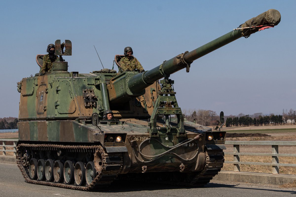 C経路を通行する第7特科連隊の
99式155mm自走りゅう弾砲を撮影しました。