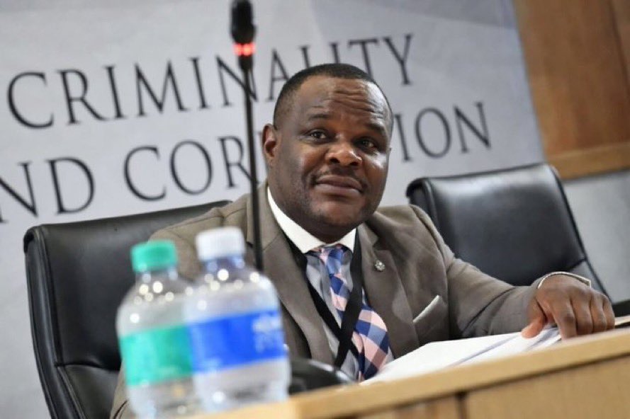 Man’s NOT Barry Roux tweet media