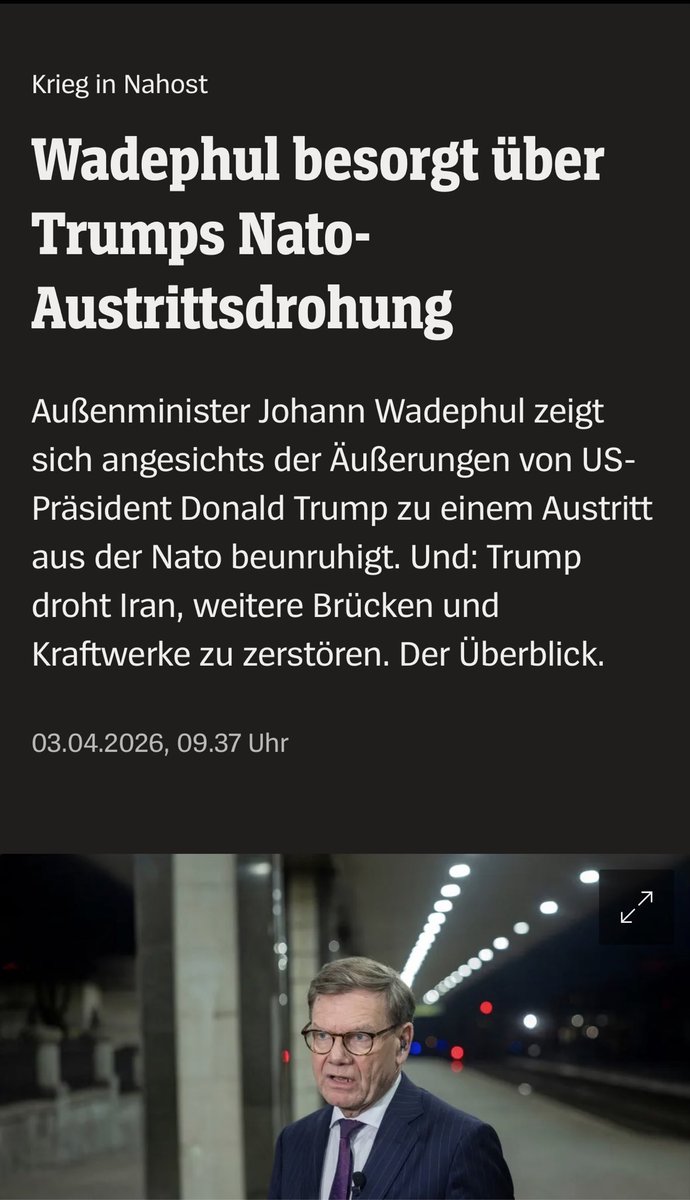 Sunnymica's tweet photo. Wadephul ist besorgt. Sehr besorgt. Aber zuversichtlich.
Er ist zuversichtlich, dass ein NATO-Austritt der USA abzuwenden sei. „Unser klares Bekenntnis wird die USA überzeugen, diese Erfolgsstory gemeinsam weiterzuschreiben.” Und außerdem: Trump bräuchte für einen Austritt die Zustimmung des Senats.

Das klingt vernünftig. Es ist auch vollständig am Thema vorbei.
Trump feuert Generäle, die seine Befehle nicht ausführen wollen. Er entlässt eine Justizministerin, weil sie seine Feinde nicht hart genug verfolgt hat. Er droht einem souveränen Staat mit der Zerstörung von Kraftwerken und Trinkwasserversorgung. Er untergräbt aktiv die NATO, während er gleichzeitig für Orbán Wahlkampf macht.

Und Wadephul hofft, dass der Senat das schon aufhalten wird.
Deutsche Politiker sollten endlich aufhören, die Bevölkerung mit institutionellem Optimismus zu besänftigen, den die Realität längst widerlegt hat. 

Was gerade passiert, ist keine kleine Meinungsverschiedenheit zwischen Verbündeten.

Es ist der Abbruch einer Weltordnung. Und wer Trump kommt, wird im Zweifel noch schlimmer sein.