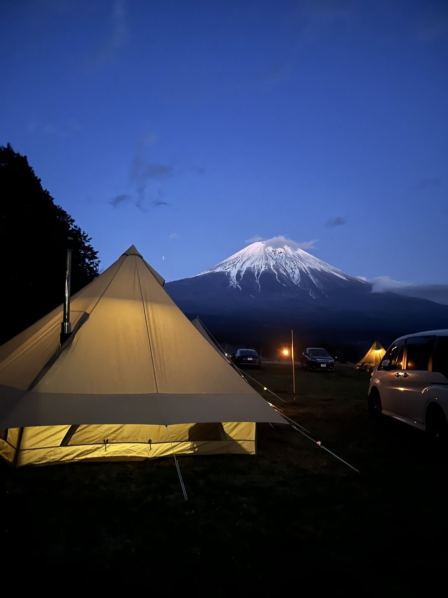 murucamp's tweet photo. 3月の三連休に2泊3日で『富士高原トマトフィールド』へキャンプに行って来ました🏕️
大迫力の富士山を見ながらのキャンプは楽しかったです！
#キャンプ #富士山 #富士高原トマトフィールド #グロッケ https://t.co/3p4r6FLjtS