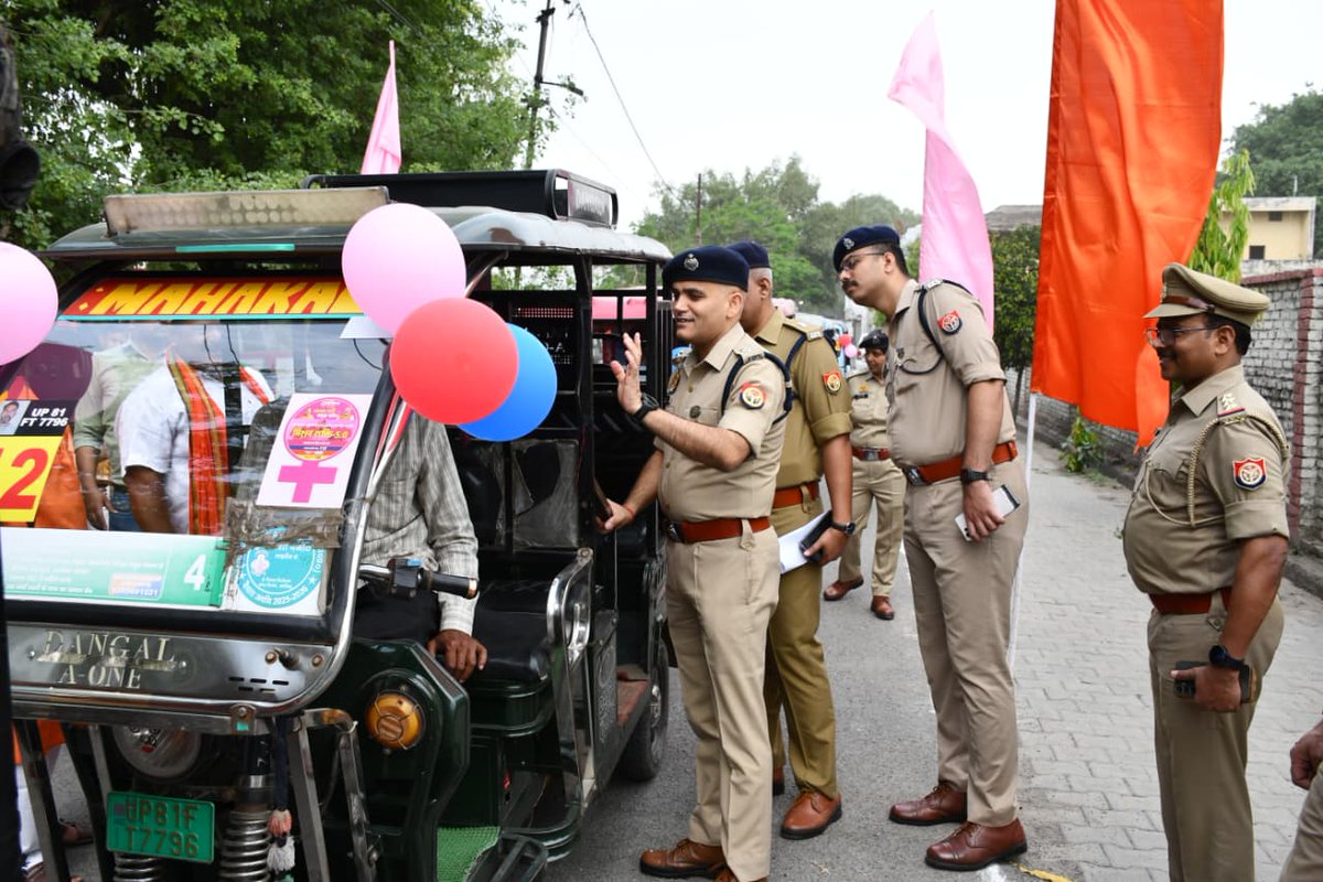 aligarhpolice's tweet photo. #AligarhPolice
"ऑटो/ई-रिक्शा में पारदर्शिता व सुरक्षा बढ़ाने हेतु डिस्प्ले सिस्टम लागू.."

डिस्प्ले लगे हुए 100 ऑटो/ई-रिक्शा को एसएसपी अलीगढ़ द्वारा पुलिस लाइन से किया गया रवाना~ 

यात्री सुरक्षा एवं पारदर्शिता को सुदृढ़ करने के उद्देश्य से ऑटो एवं ई-रिक्शा वाहनों पर विशेष डिस्प्ले प्रणाली लागू की गई है। इस व्यवस्था के अंतर्गत वाहनों के आगे एवं पीछे डिस्प्ले लगाए गए हैं, जिन पर वाहन चालक एवं वाहन स्वामी का पूर्ण विवरण अंकित किया गया है। इसके अतिरिक्त संबंधित थानों में चालकों का सम्पूर्ण विवरण सुरक्षित रखा गया है, जिससे आवश्यकता पड़ने पर त्वरित सत्यापन एवं कार्यवाही सुनिश्चित की जा सके।

इस कार्यवाही से न सिर्फ यात्रियों के साथ होने वाली अपराधिक घटनाओं को कन्ट्रोल किया जा सकेगा बल्कि आसानी से वाहन की पहचान हो सकेगी एवं शीघ्र कार्यवाही संभव होगी ।