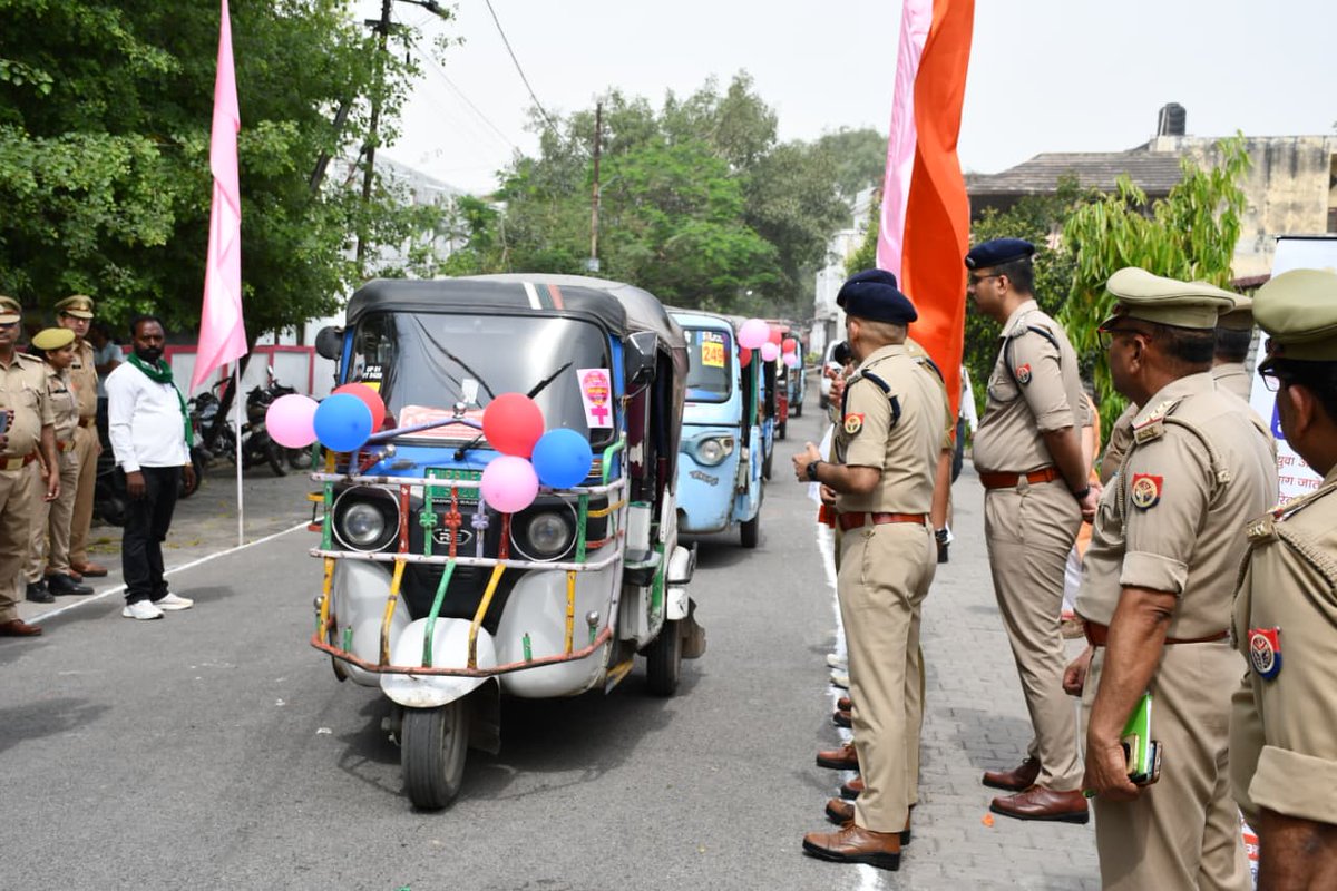 aligarhpolice's tweet photo. #AligarhPolice
"ऑटो/ई-रिक्शा में पारदर्शिता व सुरक्षा बढ़ाने हेतु डिस्प्ले सिस्टम लागू.."

डिस्प्ले लगे हुए 100 ऑटो/ई-रिक्शा को एसएसपी अलीगढ़ द्वारा पुलिस लाइन से किया गया रवाना~ 

यात्री सुरक्षा एवं पारदर्शिता को सुदृढ़ करने के उद्देश्य से ऑटो एवं ई-रिक्शा वाहनों पर विशेष डिस्प्ले प्रणाली लागू की गई है। इस व्यवस्था के अंतर्गत वाहनों के आगे एवं पीछे डिस्प्ले लगाए गए हैं, जिन पर वाहन चालक एवं वाहन स्वामी का पूर्ण विवरण अंकित किया गया है। इसके अतिरिक्त संबंधित थानों में चालकों का सम्पूर्ण विवरण सुरक्षित रखा गया है, जिससे आवश्यकता पड़ने पर त्वरित सत्यापन एवं कार्यवाही सुनिश्चित की जा सके।

इस कार्यवाही से न सिर्फ यात्रियों के साथ होने वाली अपराधिक घटनाओं को कन्ट्रोल किया जा सकेगा बल्कि आसानी से वाहन की पहचान हो सकेगी एवं शीघ्र कार्यवाही संभव होगी ।