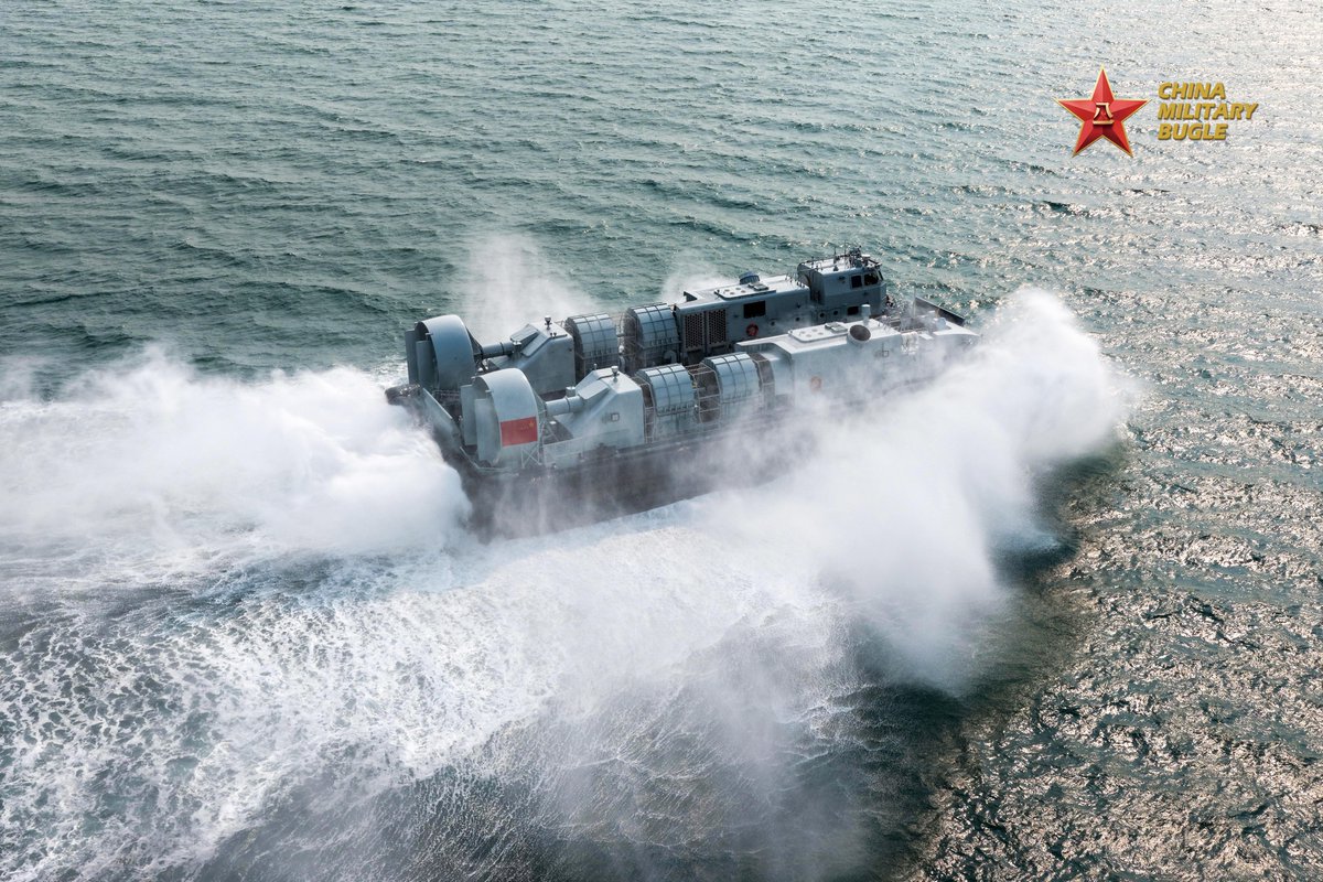 ChinaMilBugle's tweet image. Water Splashed: 
Photos show Landing Craft Air Cushion (#LCAC) attached to a landing ship group with the navy under Chinese PLA Southern Theater Command in maritime training.

#PLA #Navy 
#Chinamilitary #ChinaMilBugle