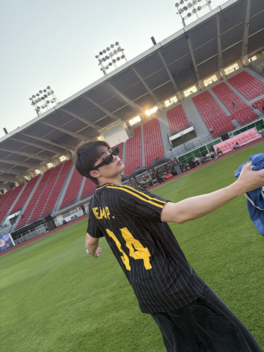 พรุ่งนี้เอาไงง เอาเสื้อมาอวดก่อนแบบไม่ได้ซัก 

#56ปีCh3LandDom