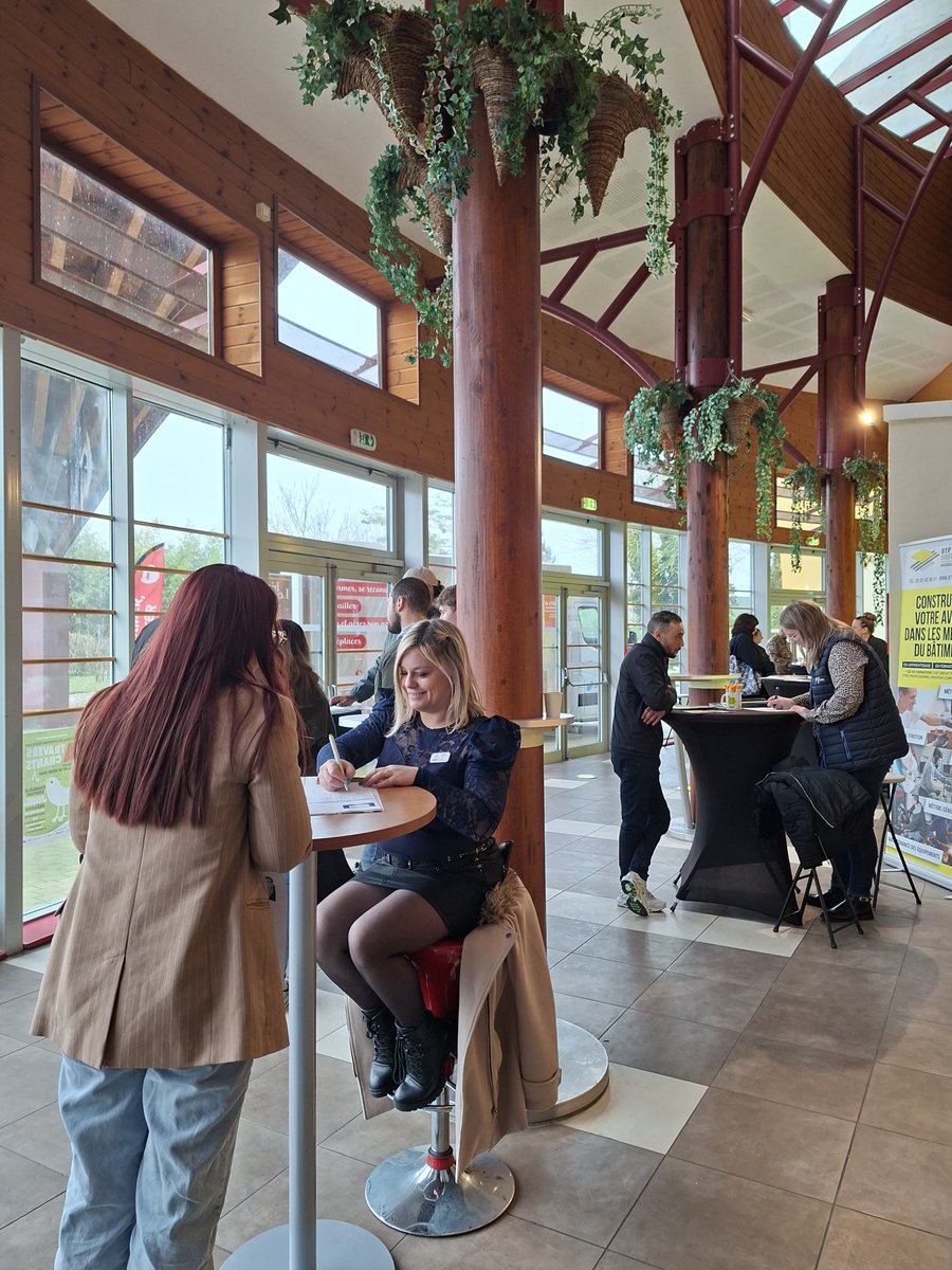 hautsdefrance's tweet photo. #JPOEmploiFormation C’est la dernière journée pour pousser la porte de votre avenir !

Que vous soyez demandeur d’emploi ou salarié en reconversion professionnelle… nos 2️⃣4️⃣ espaces Proch’Info Formation vous attendent encore nombreux en #hautsdefrance !

➕Infos 👉 https://t.co/bIuDNisqr2…