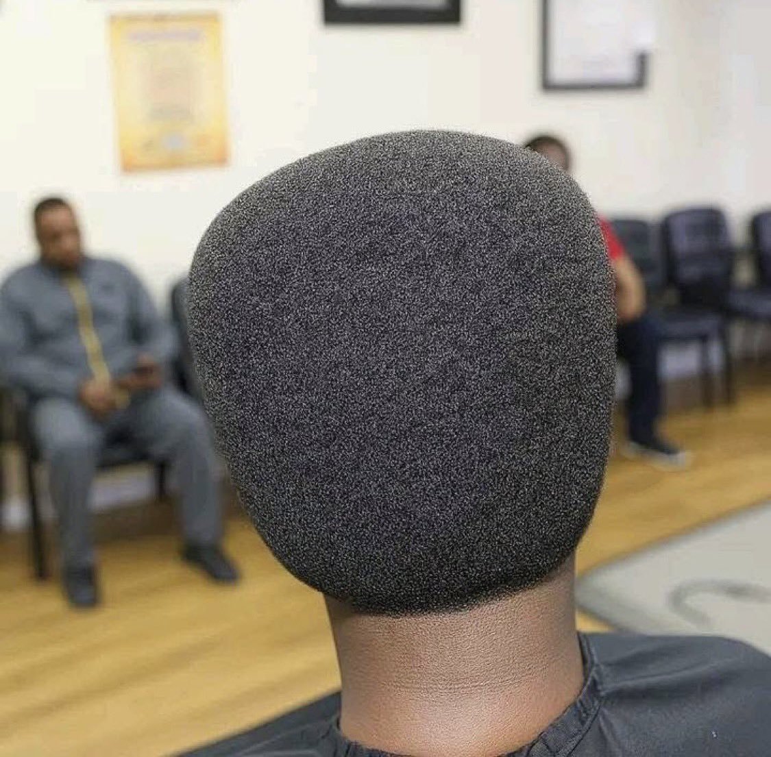 Fascistino's tweet photo. Non è un microfono, è la testa di un negro.
#Pazzesco https://t.co/wZiEnzNasb
