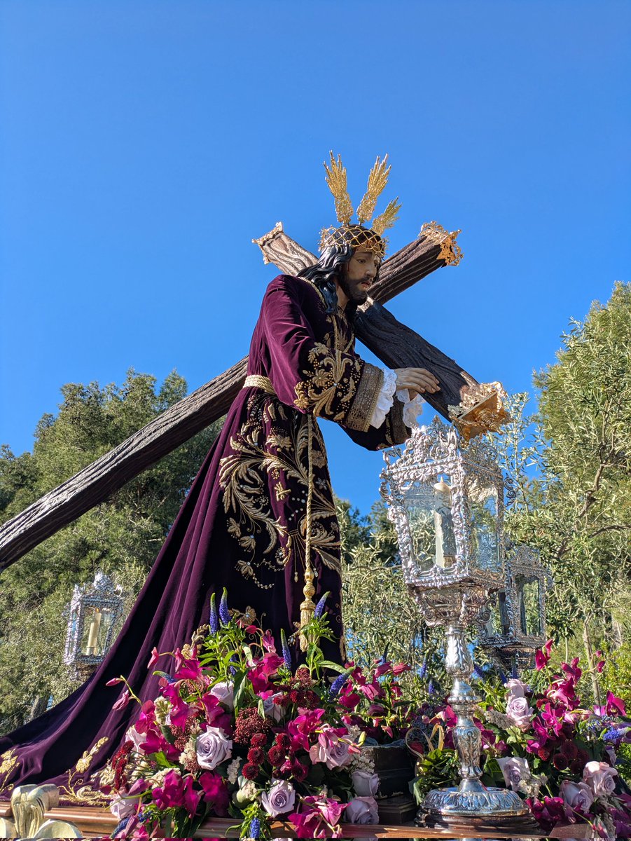 PadreJesusBurgo's tweet photo. Termina el rezo del Viacrucis en lo alto del Calvario de #ElBurgo. Un descanso para volver a la iglesia de la Encarnación de la Villa. #CofradíasMLG https://t.co/E8q9c6Aw1d