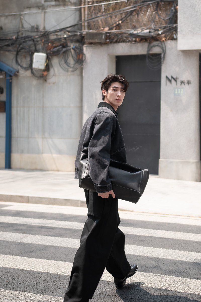 ความหล่อเต็มล้าน! ส่งภาพ #บลูพงศ์ทิวัตถ์ กับลุคสบาย ๆ สไตล์สตรีทจาก Maison Margiela ในวันชิล ๆ เดินเล่นริมถนนเซี่ยงไฮ้ ประเทศจีน หลังบินลัดฟ้าเพื่อเข้าร่วมชม โชว์ Maison Margiela Fall Winter 2026 ในช่วงที่ผ่านมา  💚

#BLUEPONGTIWAT
#MaisonMargiela 
#PacificaGroup
#MintNews