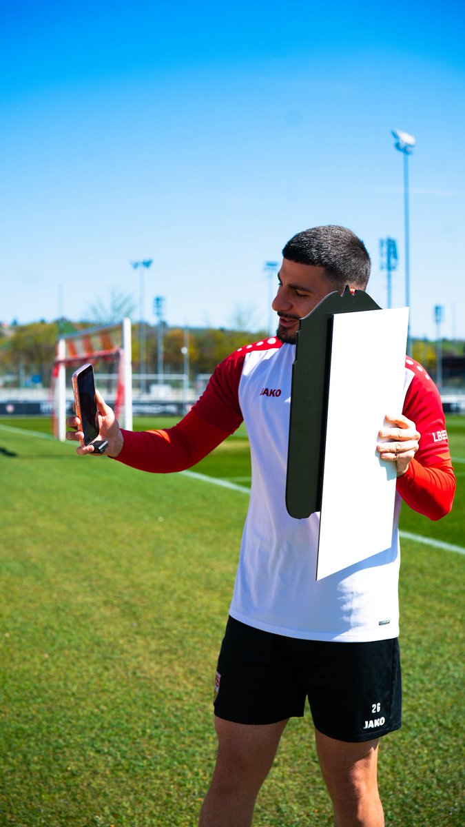 VfB_eSports's tweet photo. Es gab noch was nachzuholen 👀
Deniz hat seine TOTW-Karte bekommen – kurzer Check inklusive 🧐

Zufrieden? Ja. Satt? Noch lange nicht. 👀🔥
Was sagt ihr dazu? 🤔

#VfB #Stuttgart #EAFC #TOTW #Undav https://t.co/4pOmHsiqVp