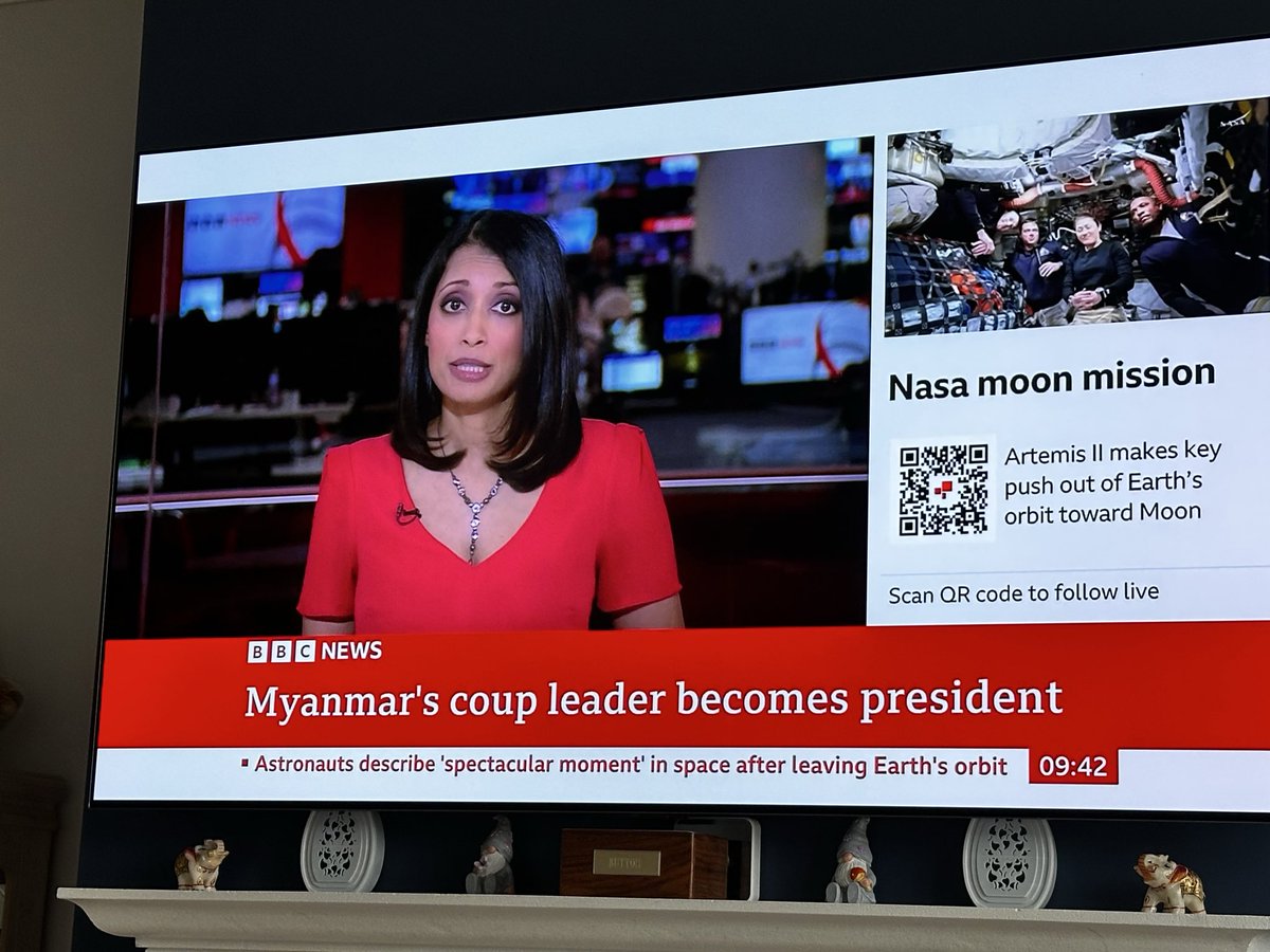 PrincessElBeth's tweet photo. @BBCNews stop with the banners and the side strips!! I want to see the WHOLE of my TV #iwanttoseethewholetv you’ve turned it into a small screen! https://t.co/32Fz2Mv6PE