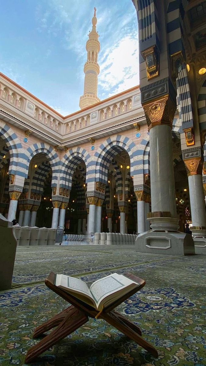 Blagha4's tweet photo. قُل للبلاغةِ غُضِّي الطّرفَ واحتشِمي
فمدحُ أحمدَ يعلُو هامَةَ الكَلِمِ ﷺ☘️ https://t.co/qbU2FbWDkk