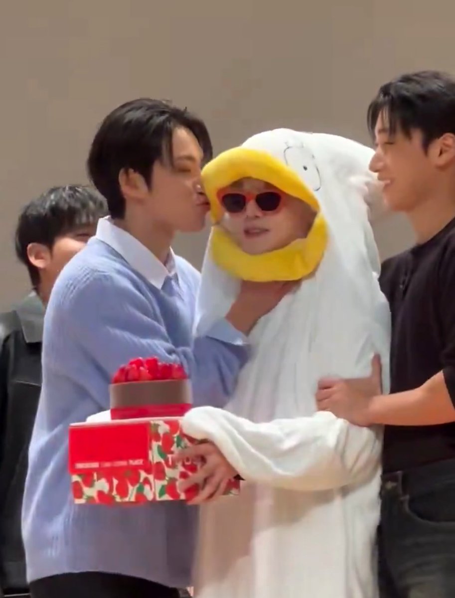 Yeosang. tweet media