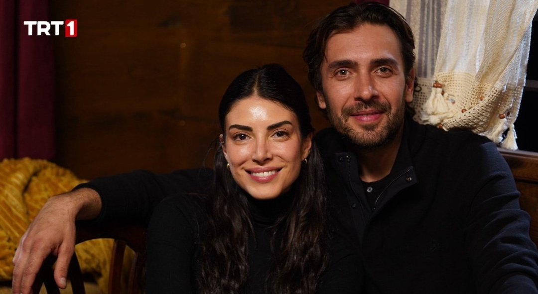 Fotoğraftan asalet akıyor yakışmak, güzel durmak bir kenara onlar zaten 10/10'da… bu çift bir odalı evde de yaşıyor olsa asil dururlar öyle bir auraları var✨️✨️