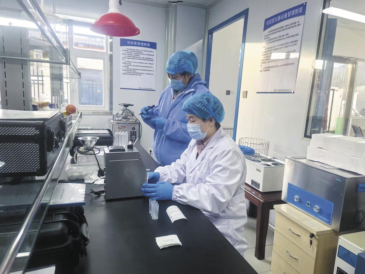 TibetNews11's tweet image. Il personale della Xinghai #Qingqinghai Agricultural and Animal Husbandry #Technology Co., Ltd. effettua rigorosi test sullo #yogurt