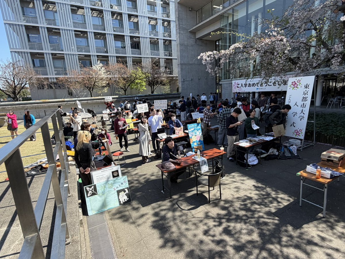 コアタイム始まりました！
お昼ご飯の前後にお立ち寄りください！
⚠️学食が大変混みあっています⚠️
お急ぎの方は近隣のコンビニ等で昼食を買うことを推奨します