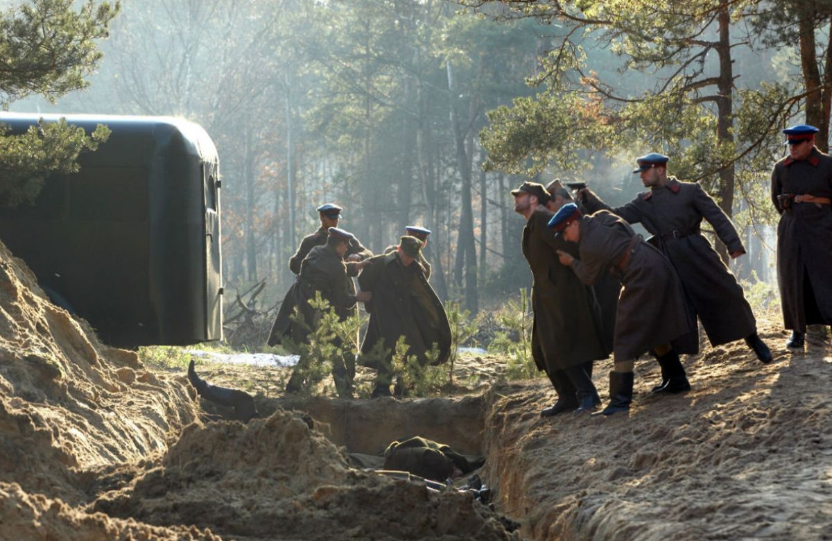 TheatrumBelli's tweet image. 3 avril 1940 : début du massacre de #Katyn.
---
Entre le 3 avril et le 13 mai 1940, la police politique soviétique (#NKVD) assassinent 4 404 prisonniers de #guerre polonais, la plupart officiers d’active ou de réserve dans la forêt de Katyn, près de Smolensk. 

Au total, les