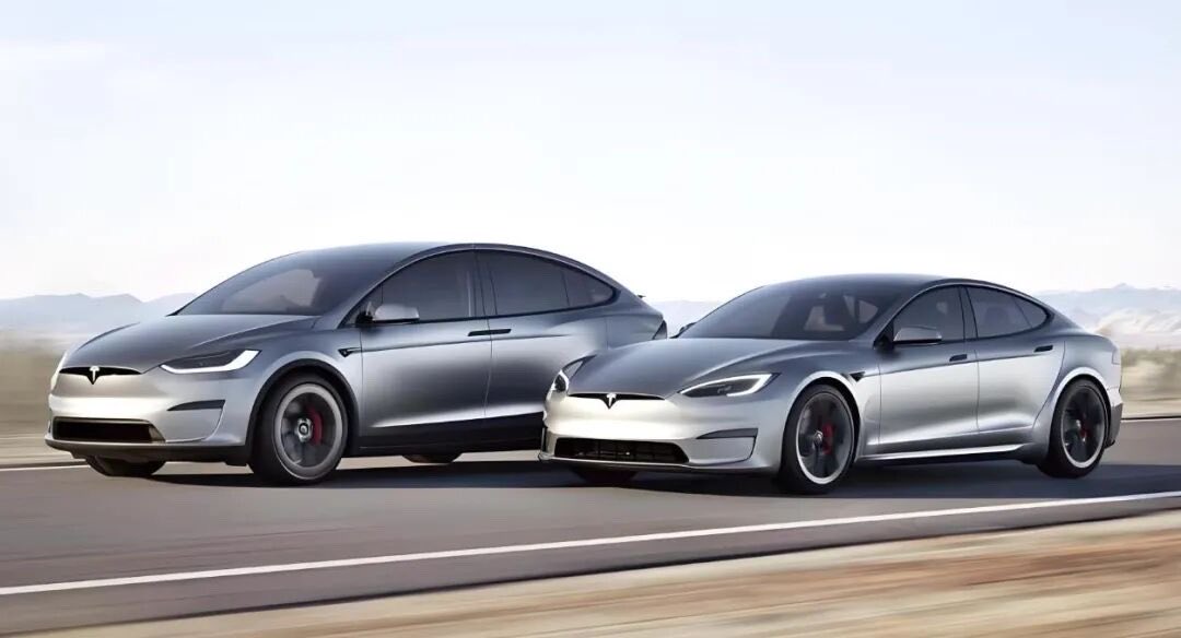 4月3日，特斯拉公布2026年第一季度产销数据，产量比销量多出5万辆，创下历史最大产销差距。当季全球交付量为358，023辆，低于预期，受此影响股价下跌约4%。数据显示，特斯拉正面临电动汽车需求放缓的挑战，美国市场因补贴取消销量暴跌28%。与此同时，特斯拉已停止生产Model S和Model X。