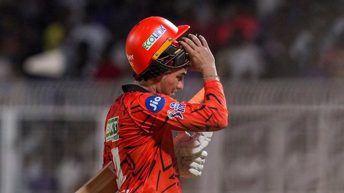 Cricadd247's tweet photo. 🚨 Abhishek Sharma Penalized 🚨

-Docked 25% of his match fee
-Given 1 demerit point for violating the IPL Code of Conduct
-Accepted a Level 1 breach under Article 2.3

#AbhishekSharma #KKRvsSRH #SRH https://t.co/z5OT31xmsS
