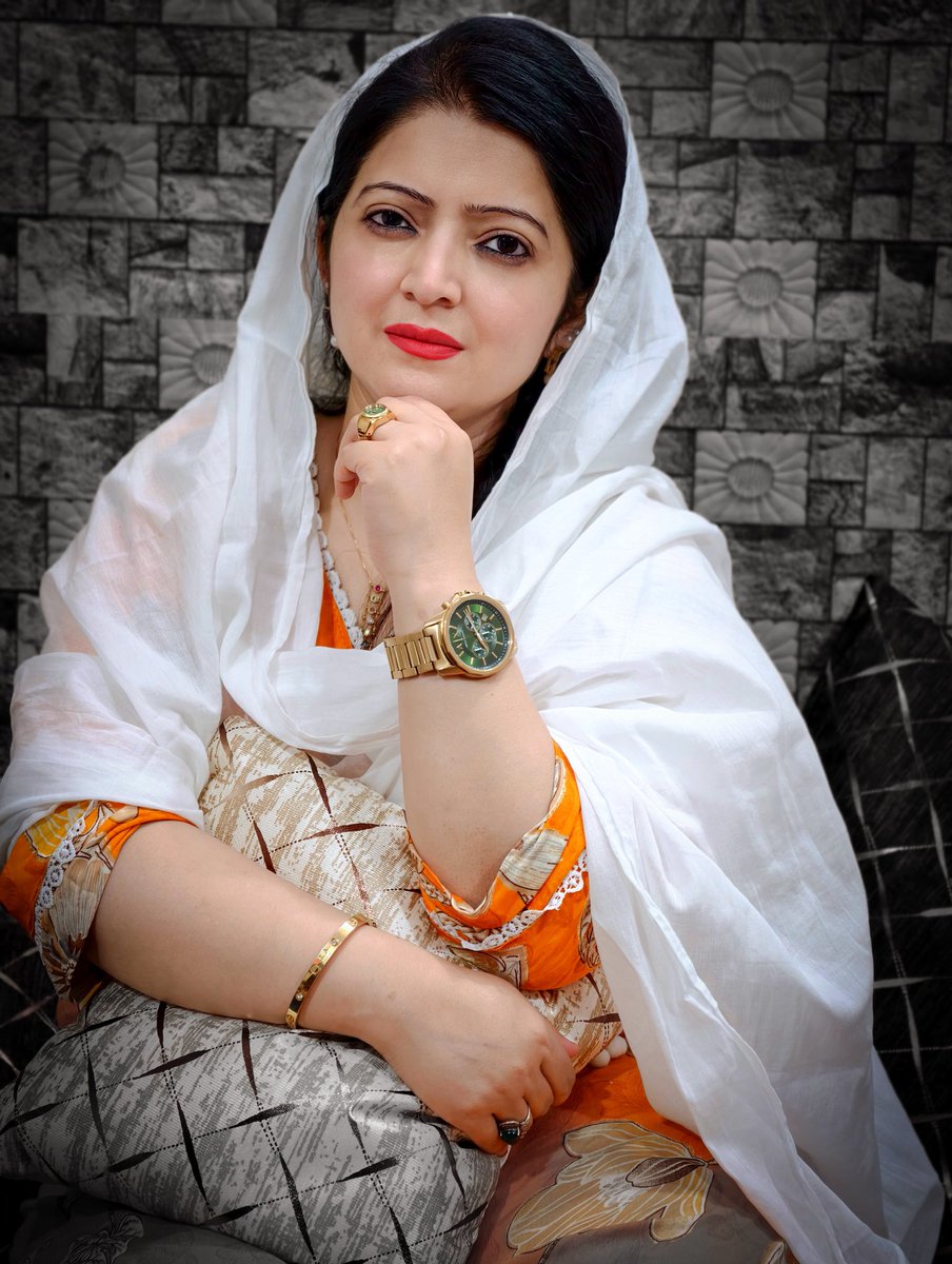 ShabnamMir4's tweet image. “Simplicity Is The Purest Form Of Elegance…!”🧡🤍 #picoftheday #loveyourself #bekind #explorepage