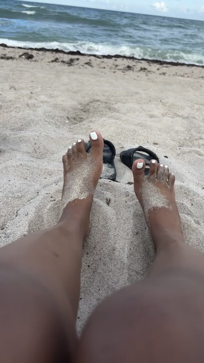niiarchesx's tweet photo. sandy arches, expensive taste 👣 #findoll #feetfetısh #worshipmyfeet #sandytoes https://t.co/UtQZYbNJhh