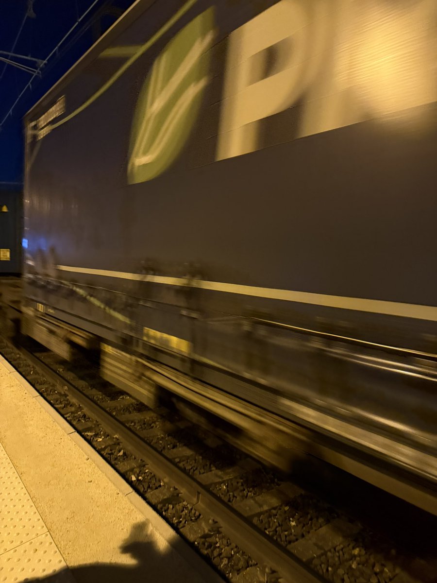 Bonjour <a href="/LIGNER_SNCF/">Ligne R</a> 
Est-ce que ce train de fret qui passe à Melun à 6:27 va retarder le POME de 6:30 ?