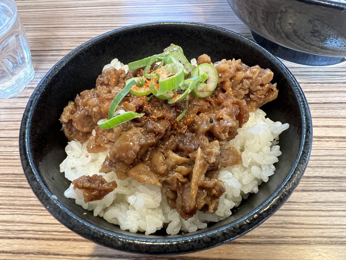 麺屋れいじ
あっさり醤油ラーメン
鶏皮飯