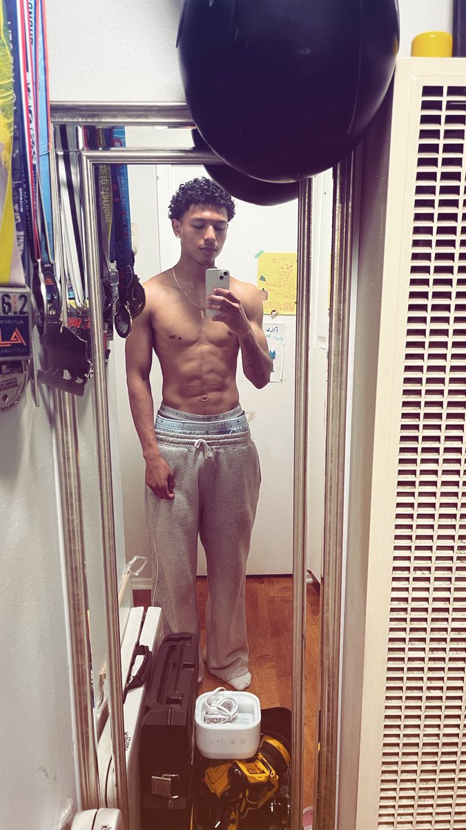 envystrrr tweet media