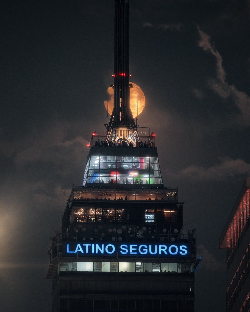 La primera luna llena de la primavera alineada con la Torre Latinoamericana 🌕