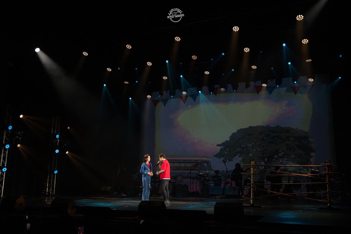 tapetp_010243's tweet photo. เก็บภาพมาฝาก สดๆ จากเพลง "คองเผิ่น" [2]

#คอนเสิร์ตรวมศิษย์ครูสลาปลายปากกาตราครูบ้านนอก 
#ไผ่พงศธร
#ต่ายอรทัย https://t.co/YNej36dYgd