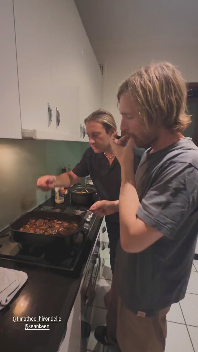 SeanKeenanFan's tweet photo. ๐ธ Screencaps: Sean Keenan @seankeen cooking dinner in the kitchen with Tim Swallow @timothee_hirondelle, Sydney, Australia, 01 April 2026. ๐๏ธ๐ฆ๐บ๐ฒ
#SeanKeenan #TimSwallow #Australian #Actor #Surfer #Photographer #Cooking #Sydney #Australia #Instagram #Screencaps #2026 #2020s https://t.co/0RFB0Me474