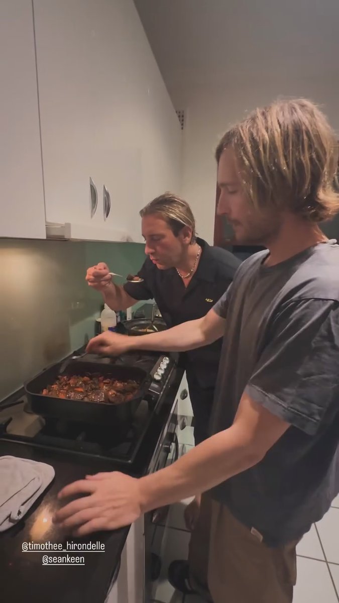 SeanKeenanFan's tweet photo. ๐ธ Screencaps: Sean Keenan @seankeen cooking dinner in the kitchen with Tim Swallow @timothee_hirondelle, Sydney, Australia, 01 April 2026. ๐๏ธ๐ฆ๐บ๐ฒ
#SeanKeenan #TimSwallow #Australian #Actor #Surfer #Photographer #Cooking #Sydney #Australia #Instagram #Screencaps #2026 #2020s https://t.co/0RFB0Me474
