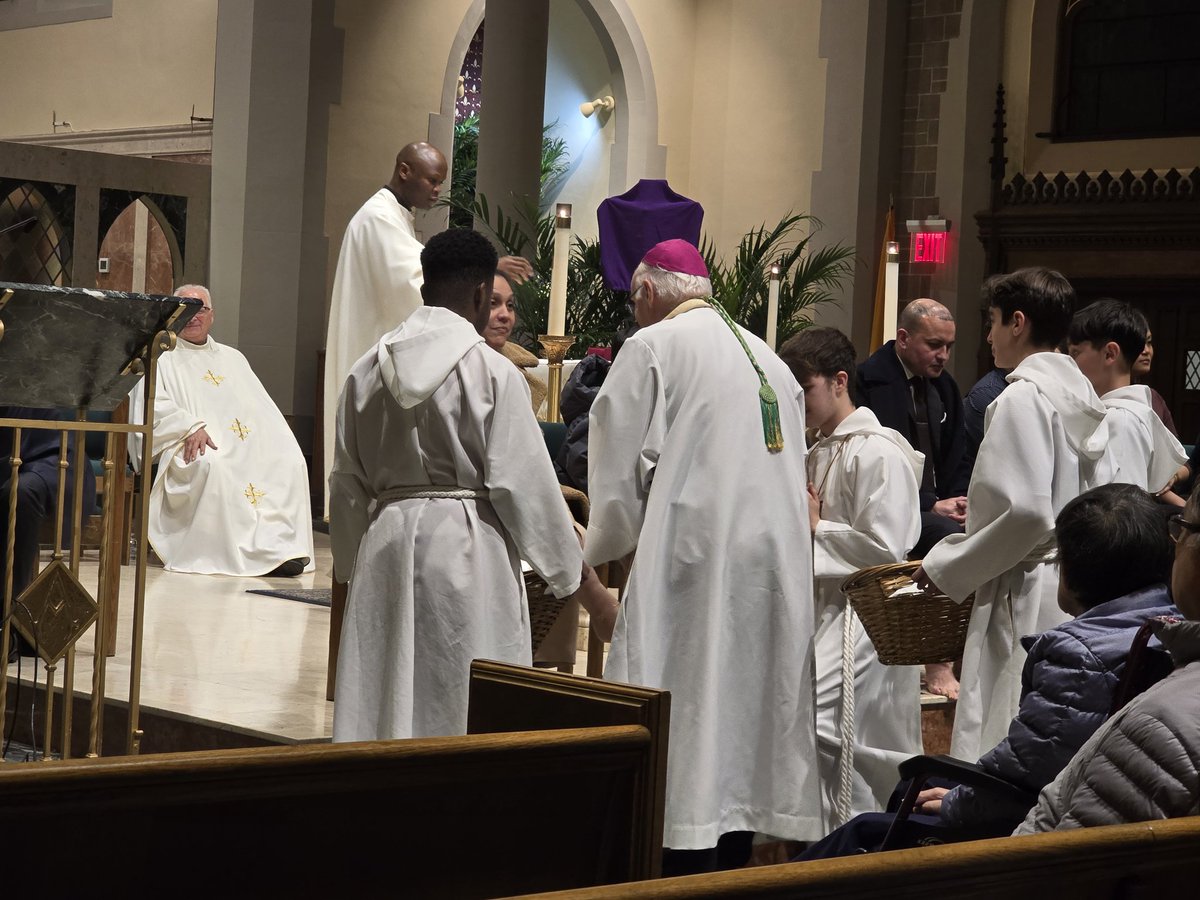 SHBayside's tweet photo. @BishopRayC was the celebrant for our Holy Thursday Mass of the Lord's Supper, which was followed by adoration at the altar of repose.

Special thanks to our incredible team of altar servers who not only served the Mass but also rehearsed during the morning as well! https://t.co/BAsiqtb00y