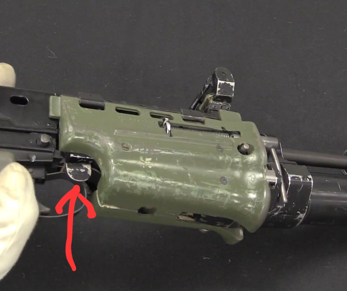 hadalanolantis's tweet photo. いいねしていただいた方々はお分かりだと思いますが、このハンドガードはSA80用にエンフィールドで試作されたグレネードランチャーです。
ところで、こいつのトリガーってどれ?
赤の矢印が怪しいと考えているんですが…
どなたか知ってるかたいらっしゃいませんか?(^_^;)
#SA80 https://t.co/6EpunqDe8M